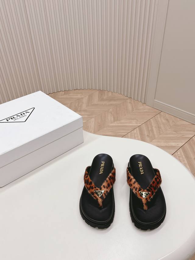 出 Prada 普拉达 春夏新款拖鞋 天鹅绒厚底拖鞋 舒适度与时髦度并存 设计搭配不同风格需求！ 鞋面：原版定制丝光天鹅绒，马毛 内里: 原版定制羊皮内里垫脚