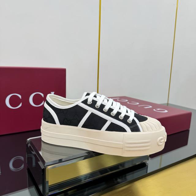 出厂价Pp Gucci 25S最新款厚底帆布鞋，春夏季最热门 经典升级更耐看，上脚舒适 面料：牛仔帆布面 内里：透气布内里，中间层贴Pu皮 里外布面都不会皱 大