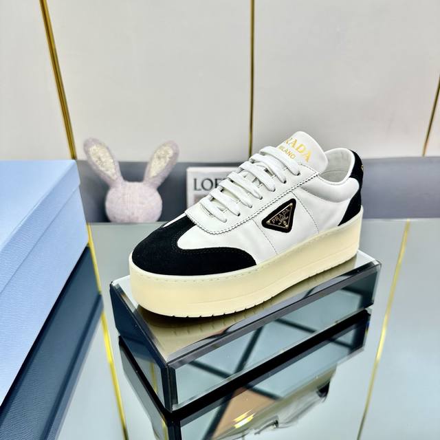 新款Prada 普拉达 专柜同步上市。原版开模防滑大底，精美线条、简约大气，上脚感超级舒适上档次、休闲旅游。小萝莉的福利来了，增高厚底鞋。 码数:35-41