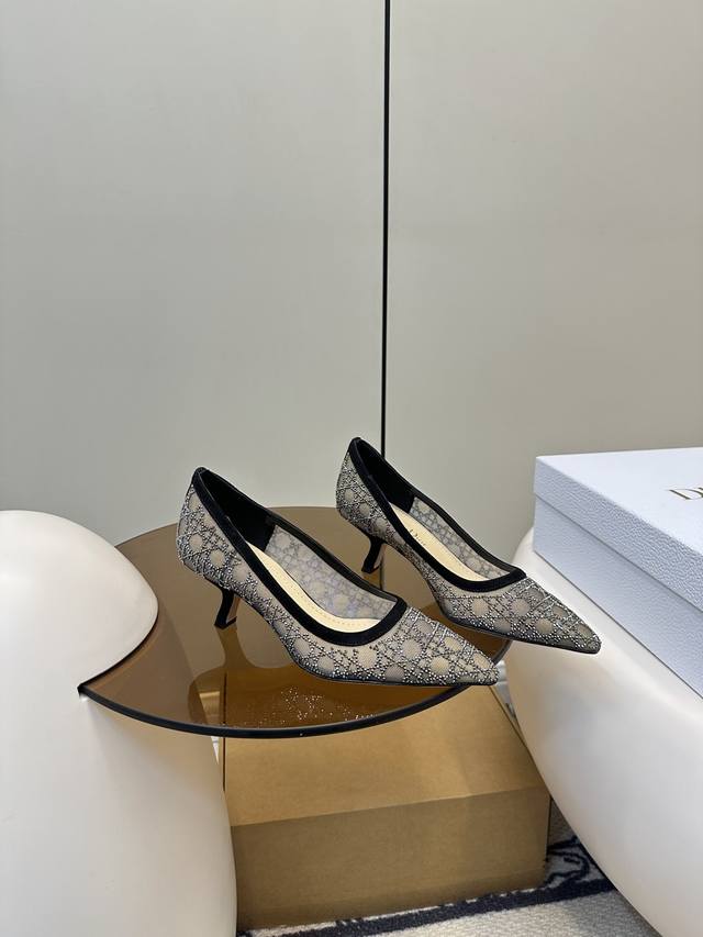 顶级原单 配飞机盒 Dior｜迪奥 新品猫跟汤钻时尚单鞋 新品烫钻小猫跟凉鞋 经典的迪奥藤格纹元素 时尚必备款舒适感真的极极好 面料网纱+汤钻 内里采用原单订制