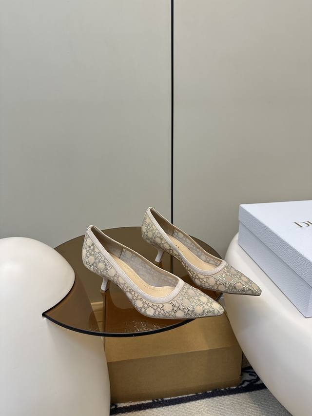 顶级原单 配飞机盒 Dior｜迪奥 新品猫跟汤钻时尚单鞋P 新品烫钻小猫跟凉鞋 经典的迪奥藤格纹元素 时尚必备款舒适感真的极极好 面料网纱+汤钻 内里采用原单订