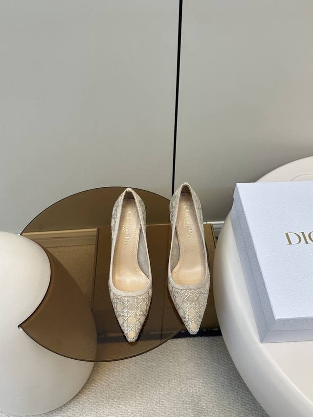 顶级原单 Dior｜迪奥 新品猫跟汤钻时尚单鞋P 新品烫钻小猫跟凉鞋 经典的迪奥藤格纹元素 时尚必备款舒适感真的极极好 面料网纱+汤钻 内里采用原单订制羊皮 意