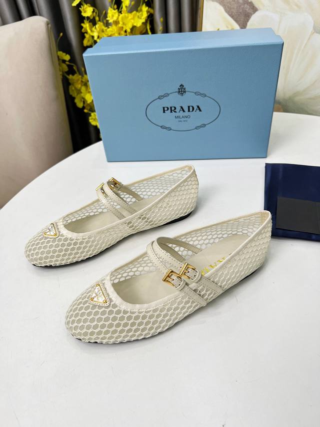 Prada25Ss新款英伦风跳舞鞋 小皮鞋乐福鞋 复古时尚经典单品 巴黎时装周第一场分量十足的大秀场打造的新品 灵感由D主设计师巧妙结合在完美鞋型上.搭配品牌搭