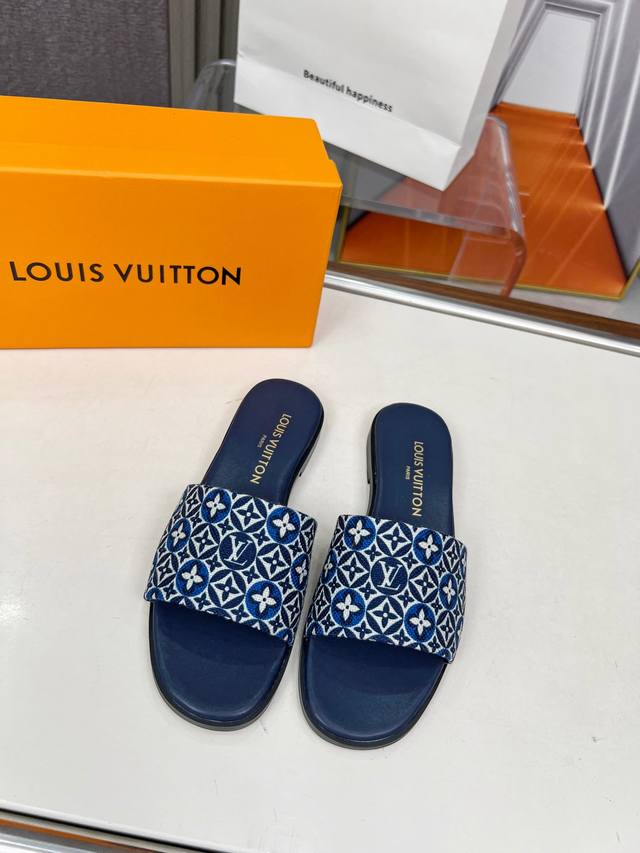 Louis Vuiton2025春夏最新款 本款Liiy平底凉拖以标志性Monogram丹宁布构筑闲雅设计，为寛幅鞋面融入路易威登标识压纹皮革标签，与皮具系列异
