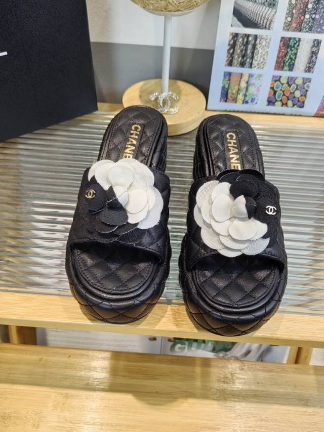 出厂价P Chane*｜小香25新品大双C懒人厚底拖鞋 夏天必须人手一双 每个色系都很显白 经典大双C设计 上脚就是洋气不拖沓 脚感是软糯糯的就像踩在面包上贼舒