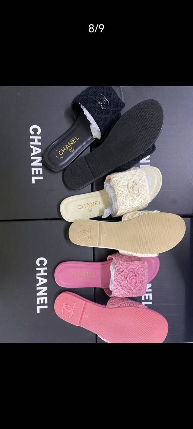 Chane*｜小香经典书包扣翻盖拖鞋 经典永不过时～翻盖式书包锁扣设计风格～显瘦百搭～穿不腻的拖鞋！脚感非常舒适！凸显优雅的爆品。 鞋面采用羊毛针织材质 内里垫