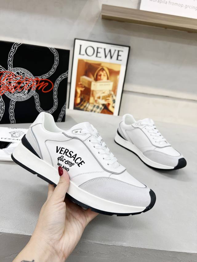 Versace，2025火遍全网人手一双， 大底采用Versace 范思哲原版轻便减震大底，让登山及运动爱好者无运动压力上脚超舒适，鞋面采用意大利进口牛皮，鞋面