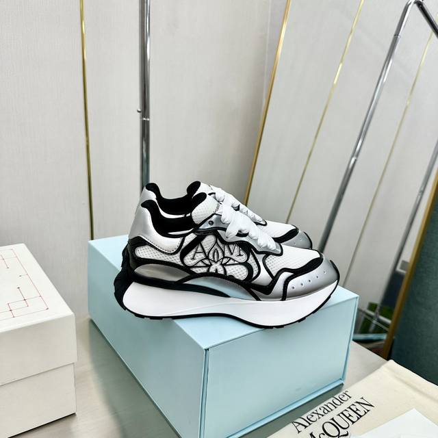 顶级版本，情侣码35-44 Alexander Mcqueen 亚历山大.麦昆 早春新款Sprint运动跑步老爹鞋 顶级版本 Sprint Runner 采用了