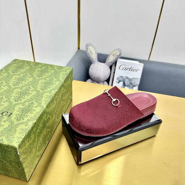 Gucci 2025夏季新品 女士防水台凉鞋 顶级品质，材质 工艺与原版一致！ 高辨识度设计在 爱的进行曲 系列中焕新演绎为新的造型，这款厚底防水台凉鞋以白色S
