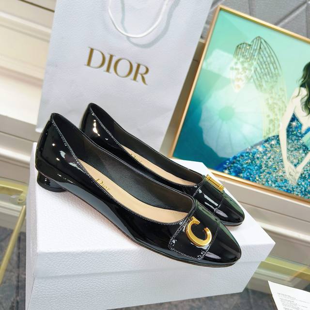专柜新款漆皮圆跟矮跟单鞋 这款 C ' Est Dior 凉拖是 年夏季新款，优雅时尚。采用漆皮革精心制作，款式简约，饰以金色饰面金属 C 和 D 字母提升格调