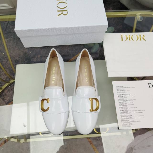 专柜新款漆皮平跟单鞋 这款 C ' Est Dior 凉拖是 年夏季新款，优雅时尚。采用漆皮革精心制作，款式简约，饰以金色饰面金属 C 和 D 字母提升格调，灵