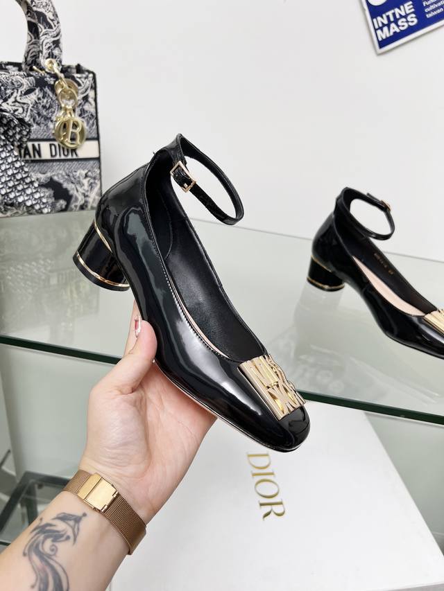 Dior系带漆皮高跟鞋出货啦 这款 Miss Dior 高跟鞋于迪奥二零二四秋冬成衣系列发布秀上全新亮相，彰显复古魅力。漆皮牛皮革鞋面，正面饰以该系列经典的金色