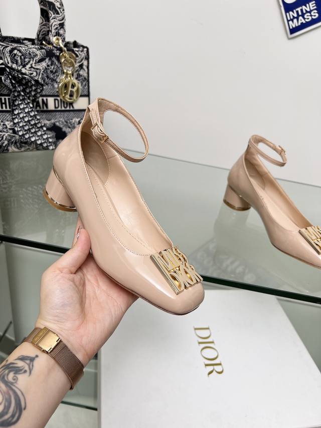 Dior系带漆皮高跟鞋出货啦 这款 Miss Dior 高跟鞋于迪奥二零二四秋冬成衣系列发布秀上全新亮相，彰显复古魅力。漆皮牛皮革鞋面，正面饰以该系列经典的金色