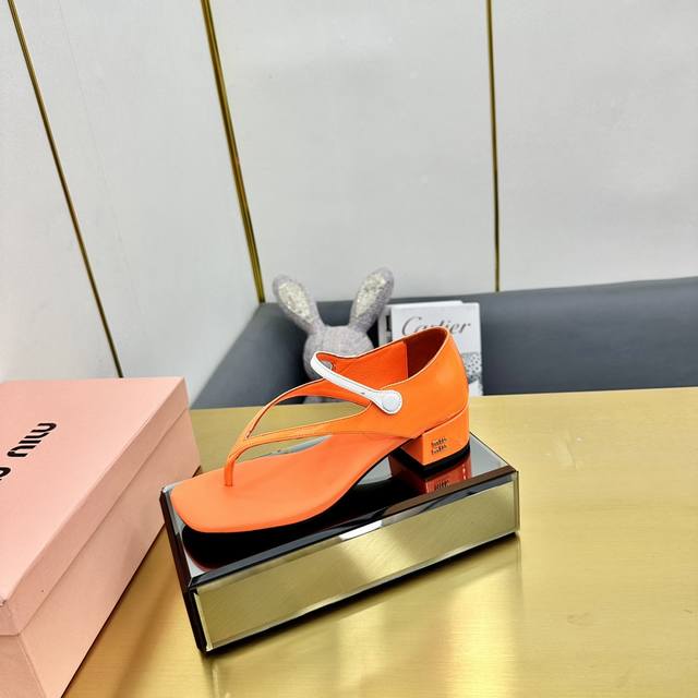 出厂价Pp Miu Miu 缪缪 25Ss走秀款 夏季时髦夹趾后包 上脚超级舒服 面料:羊皮 牛漆 内里:羊皮 大底:仿真皮底