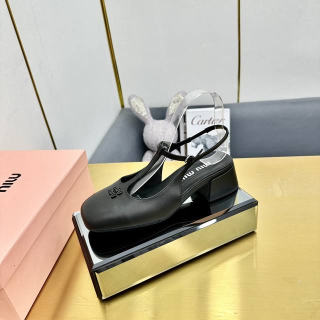 独家开发专柜级别 Miumiu T字带后空凉鞋 玛丽珍中的爆款带着Miumiu独特的甜美，顶级法式温柔，也可走洛丽塔风，不受任何年龄风格限制，多少人眼中的夏日梦