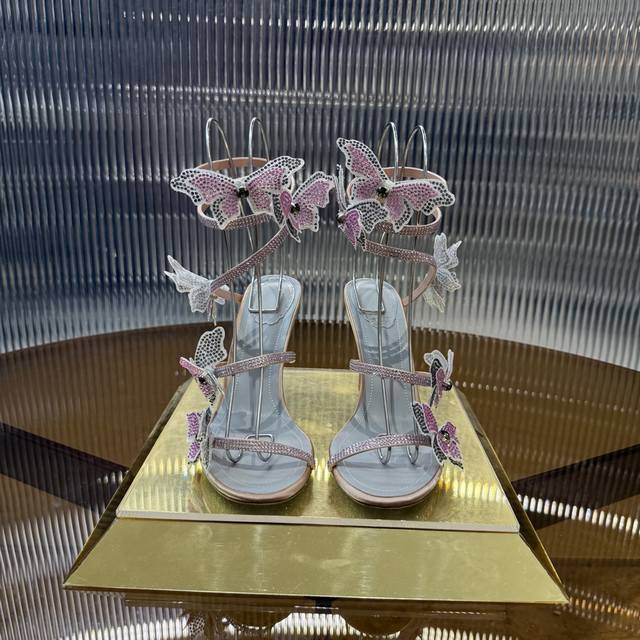 顶级版 R C 2025S 重工Rc蛇形爆红系列，纯手工巧艺制作水钻防生蝴蝶，真丝缠绕脚环细高跟凉鞋℡ 商品描述:手工制作的蝴蝶灵动自带仙气！所以这是一款仙气飘