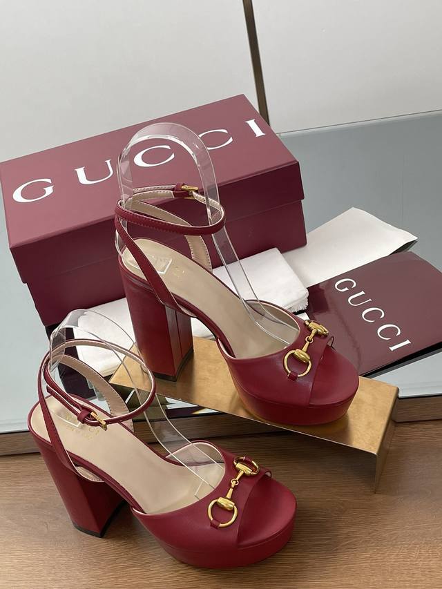 Gucci 古奇 春夏季新品防水台马鞍扣 马衔扣 腕带凉鞋 热推 高跟厚底防水台露趾凉鞋，鞋柜必备款 原版套楦 高端品质 这款凉鞋颇具辨识度的双环和长条元素令这