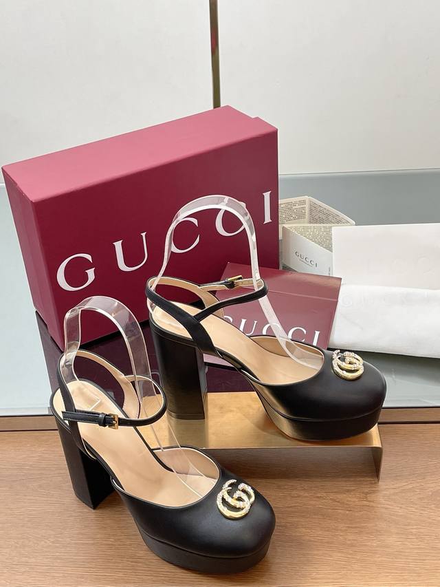 Gucci 古奇 2025春夏新品防水台G G钻扣腕带凉鞋 热推 高跟厚底防水台中空单鞋鞋柜必备款 原版套楦 高端品质 这款凉鞋颇具辨识度的双环镶钻G G元素令