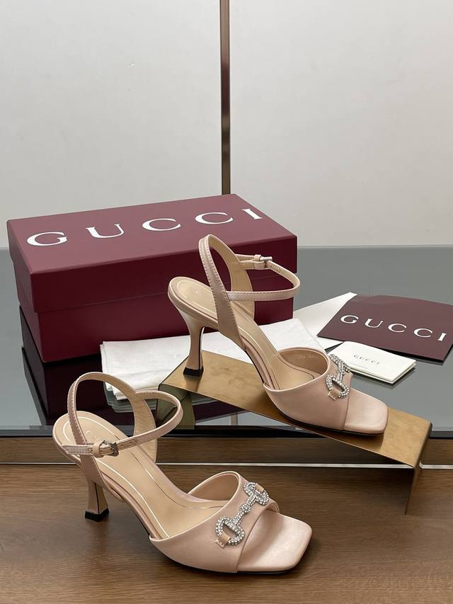 Gucci高端精品 福利 2025古驰春夏季时尚精品系列水晶镶嵌钻石马衔扣真丝凉鞋顶级代购品质！原版1:1复刻，毎个细节皆经过精心打磨细腻制作.可与Zg对比如一