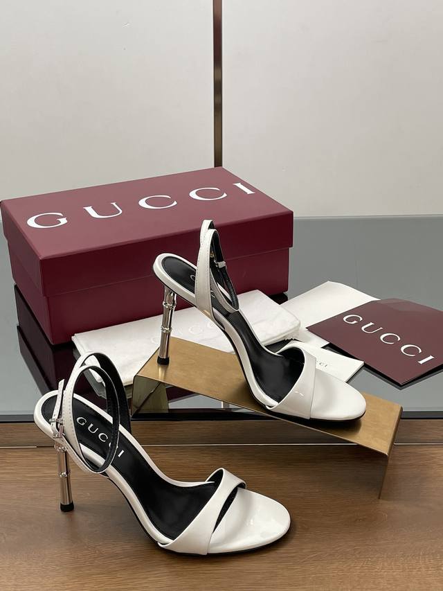 Gucc高端精品 2025春夏新款金属竹节跟一字带凉鞋 竹镜*高跟时装凉鞋原汁原味原单品质每个细节皆经过精心细致打造，可与Zg对比如一，无二品质！ 面料：原版定