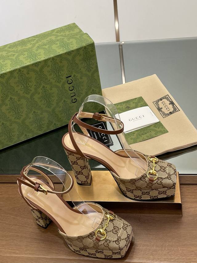 Gucc高端精品 S S早春高跟防水台凉鞋慕勒鞋 方头马衔扣新款后空高跟鞋原汁原味原单品质每个细节皆经过精心细致打造，可与Zg对比如一，无二品质！ 面料：原版定