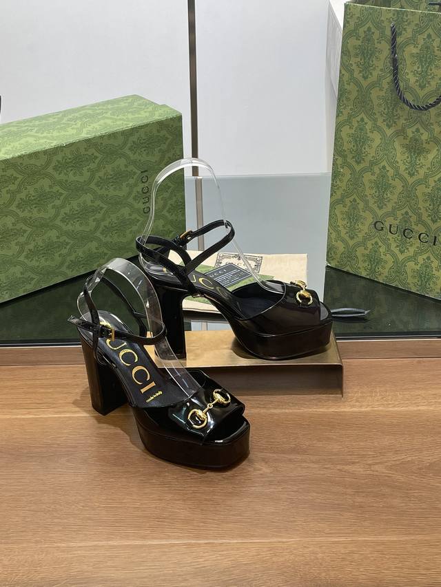 Gucc高端精品 S S早春高跟防水台凉鞋 马衔扣鱼嘴露趾新款高跟鞋原汁原味原单品质每个细节皆经过精心细致打造，可与Zg对比如一，无二品质！ 面料：原版定制进口