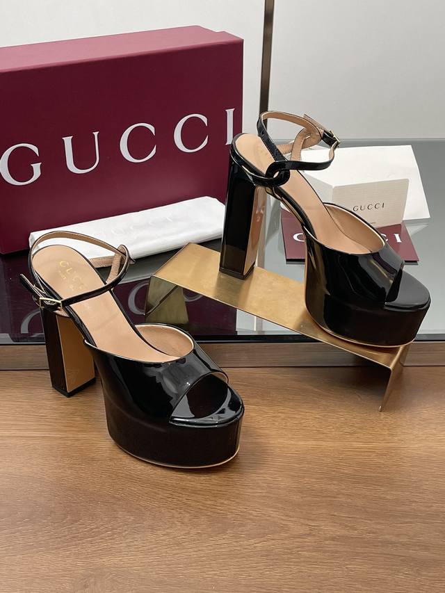 Gucci 古奇2025春夏新品高跟防水台凉鞋鱼嘴鞋 粗跟厚底防水台露趾凉鞋，单鞋，鞋柜必备款 原版套楦 高端品质 这款凉鞋素面简约设计，令高跟水台凉鞋更百搭高