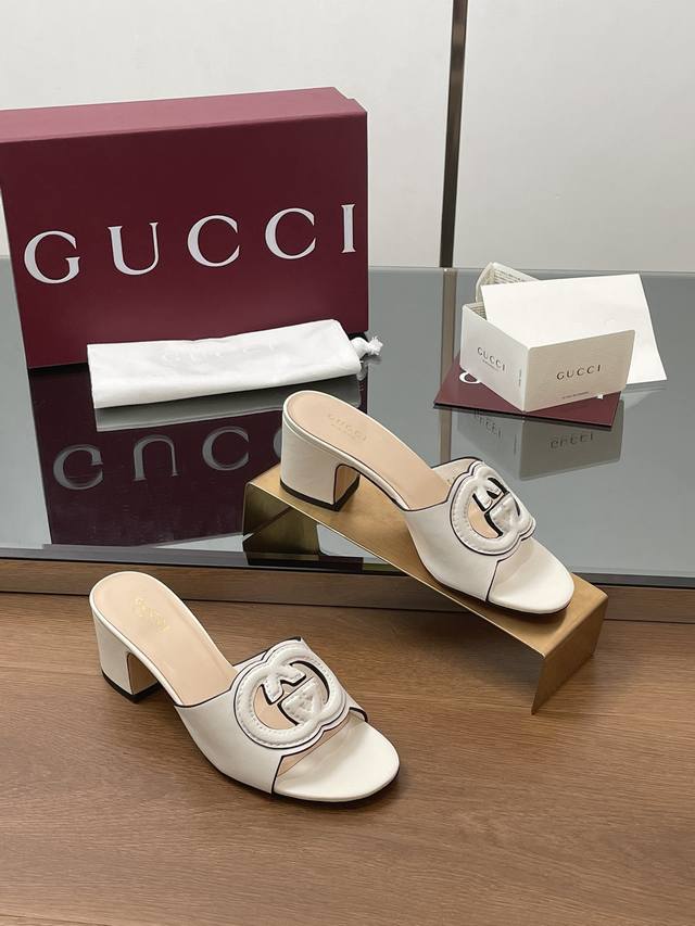 2025升级焕新包装夏季新款现货上新啦。 Gucci 高品质拖鞋 双G镂空 镶边互扣式Gg中跟精品拖鞋 专柜原版开模精心制作，匠心铸造经典 跟高：5.5Cm 面