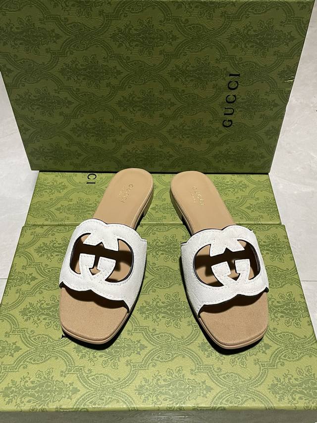 2025升级焕新包装夏季新款现货上新啦。 Gucci 高品质拖鞋 双G镂空 镶边互扣式Gg精品拖鞋 专柜原版开模精心制作，匠心铸造经典 跟高：1.0 Cm 面料