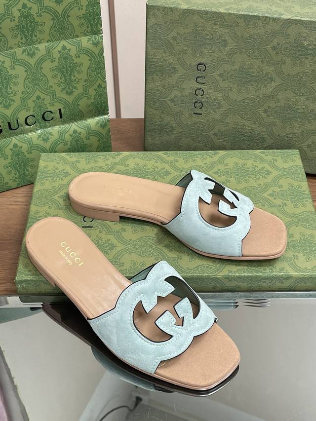 2025升级焕新包装夏季新款现货上新啦。 Gucci 高品质拖鞋 双G镂空 油边工艺精品拖鞋 专柜原版开模精心制作，匠心铸造经典 跟高：1.0 Cm 面料 ：5