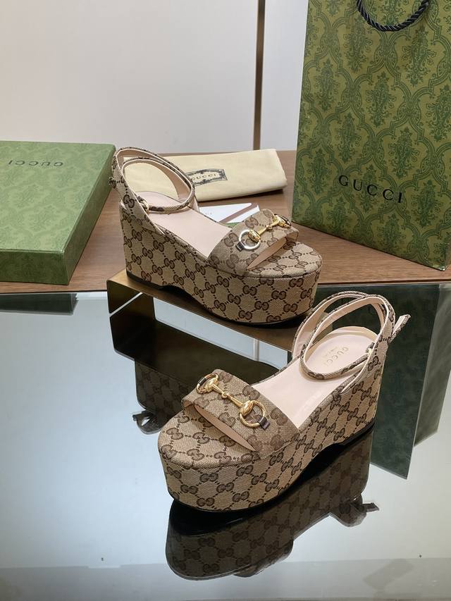 真皮底1:1高配高端版 Gucci 古奇夏季新品防水台马鞍扣 马衔扣凉鞋坡跟厚底防水台露趾凉鞋，鞋柜必备款 原版套楦 高端品质 这款凉鞋颇具辨识度的双环和长条元