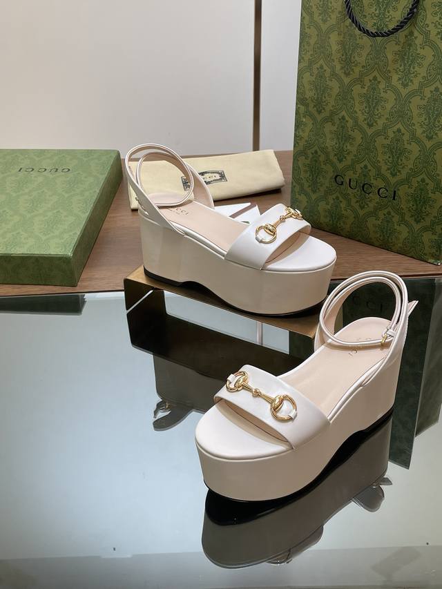 真皮底1:1高配高端版 Gucci 古奇夏季新品防水台马鞍扣 马衔扣凉鞋坡跟厚底防水台露趾凉鞋，鞋柜必备款 原版套楦 高端品质 这款凉鞋颇具辨识度的双环和长条元