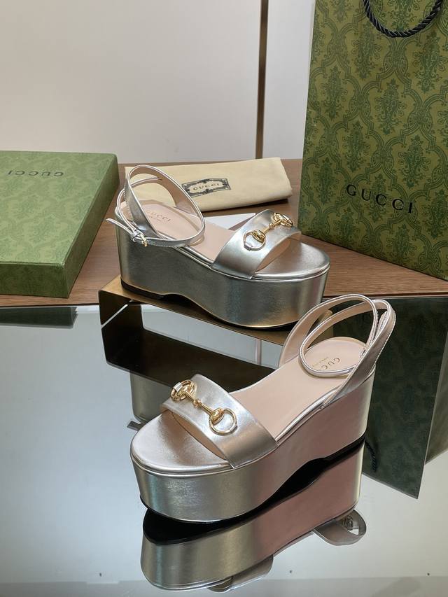 真皮底1:1高配高端版 Gucci 古奇夏季新品防水台马鞍扣 马衔扣凉鞋坡跟厚底防水台露趾凉鞋，鞋柜必备款 原版套楦 高端品质 这款凉鞋颇具辨识度的双环和长条元
