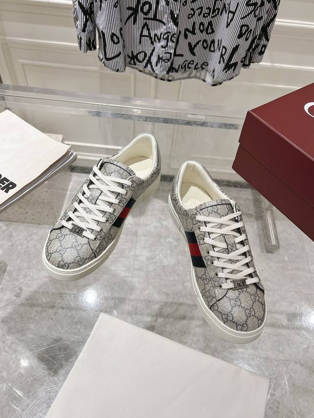 出厂 Gucci古驰最新Ace系列Pro版小白鞋 原版购入开发 Ace系列运动鞋延续品牌叙事，匠心成就主打单品。 配送专柜精美包装 面料: 原版进口柔软牛皮 内