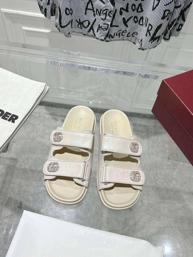 出厂 Gucci夏季最新款凉鞋，拖鞋，沙滩鞋 百搭M多裙子 裤子，网红搭配不同颜色袜子穿也超级洋气 牛皮面压花 双G水钻Logo Tpu防滑大底牛皮垫脚 码数: