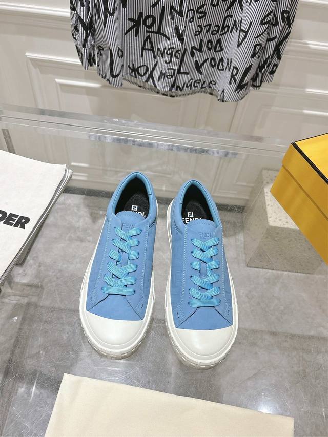 出厂 Fendi2025新款情侣小白鞋 休闲鞋鞋面采用小牛皮意大利羊皮内里整双鞋子采购Zp开发打造，全部定制材料，独家开模大底，细节全部对版出货，连包装也做到跟