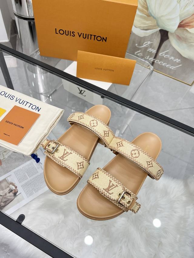 Lv 春夏新款拖鞋皮带扣子可调松紧的设计 满满的沙滩风情 原版开模Lv金属Logo装饰 既时尚又美观超级百搭鞋面电诱 Ogo 定制进口提花布料 原版老花皮料 S