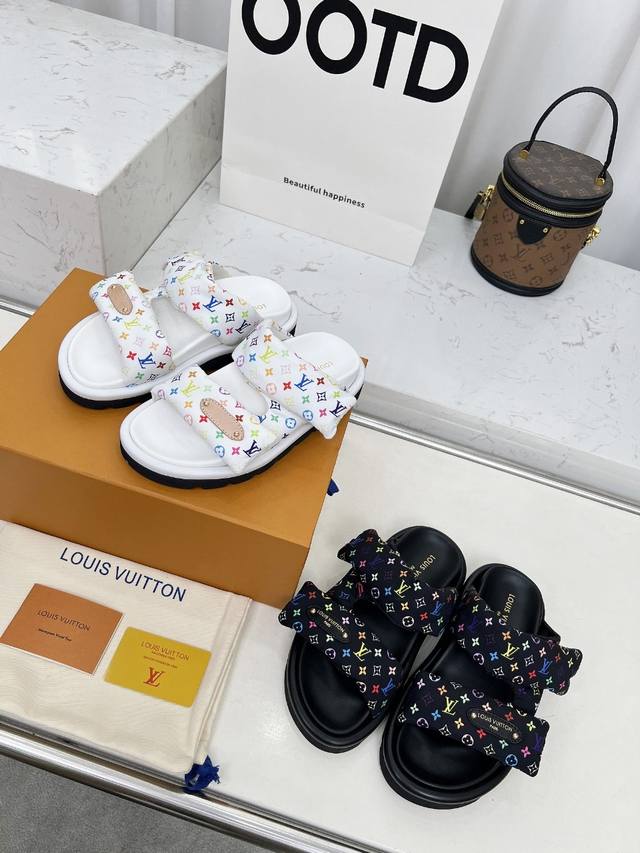 Lv驴牌L家 2025爆款 浮雕Logo 压花 凉拖鞋 本款 Pool Pillow Comfort 平底凉拖取材科技织物，以高频压印技术重绎 Monogram
