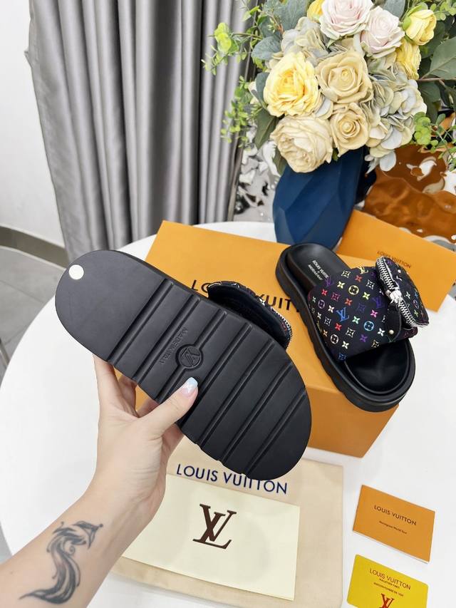 Lv驴牌L家 爆款 浮雕Logo 压花 凉拖鞋 本款 Pool Pillow Comfort 平底凉拖取材科技织物，以高频压印技术重绎 Monogram 图案。