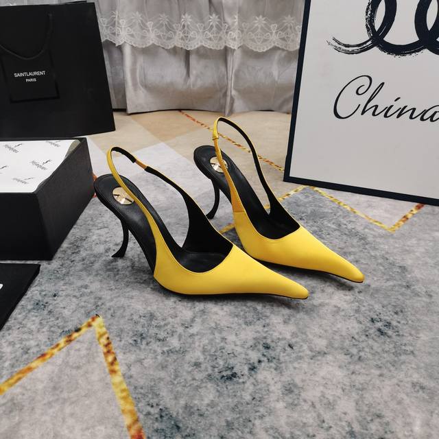 上新 Ysl 顶级高版本 2025官网同步新款细酒杯跟高跟凉鞋 细节处理完美 垫脚羊皮 质感细腻 Aaa级意大利黑色真皮大底 极致完美复刻 1鞋面：进口牛漆皮