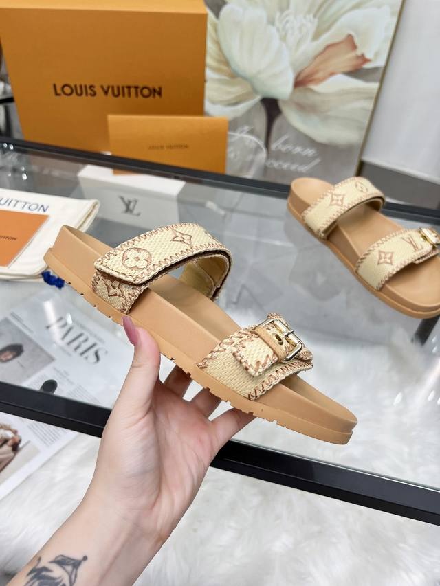 Lv Louis Vuitton 春夏新款拖鞋皮带扣子可调松紧的设计 满满的沙滩风情 原版开模Lv金属Logo装饰 既时尚又美观超级百搭 鞋面：电诱 Ogo 定