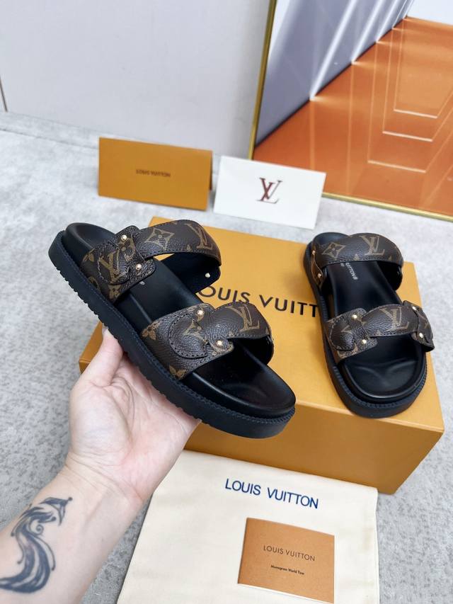 Lv Louis Vuitton路易威登2025春夏新款拖鞋火爆上市，1:1高级定制，秒杀一切仿品，原版开模Logo装饰，既时尚又美观，精美原版鞋楦，大底原版开