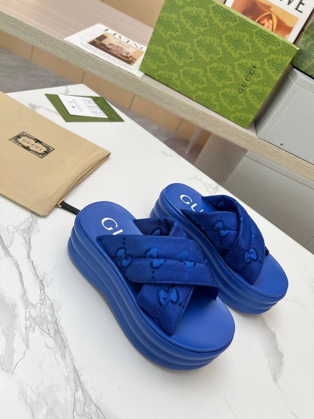 Gucci 古奇 最新款Gg防水台厚底拖鞋 拉腿增高神器 原版1:1还原，所有细节 材质 舒适度 全部跟原版一样了 面料：原版定制特殊进口布料 中底：Tpu开模