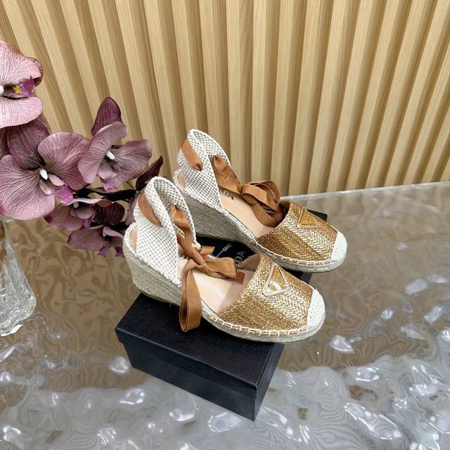 Prada 普拉达 2025年早春新款 鱼嘴 草编渔夫鞋单鞋 这款草编鞋配有草编内底。经柔软的羊皮面料，材质重释的版型饰以刺绣刻字徽标，呈现传统与现代格调的上佳