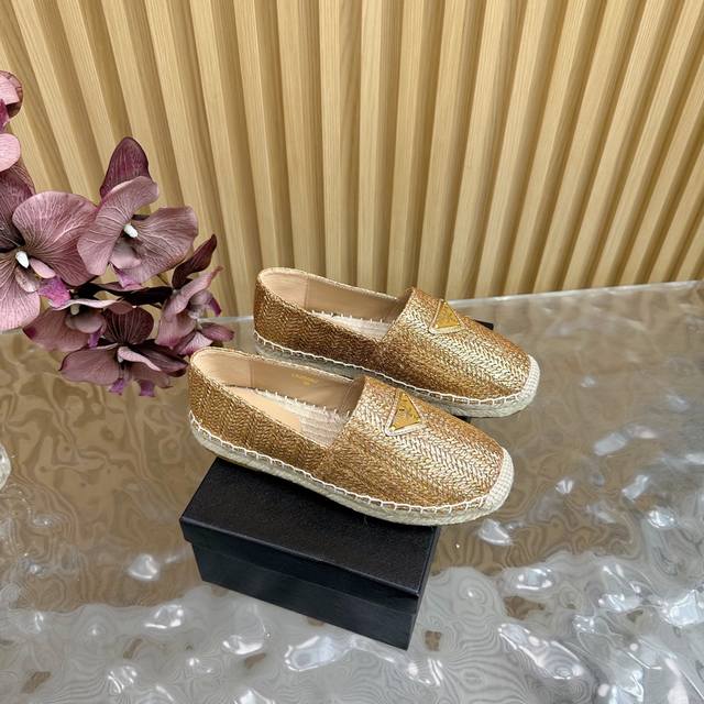 Prada 普拉达 2025年早春新款 鱼嘴 草编渔夫鞋单鞋 这款草编鞋配有草编内底。经柔软的羊皮面料，材质重释的版型饰以刺绣刻字徽标，呈现传统与现代格调的上佳