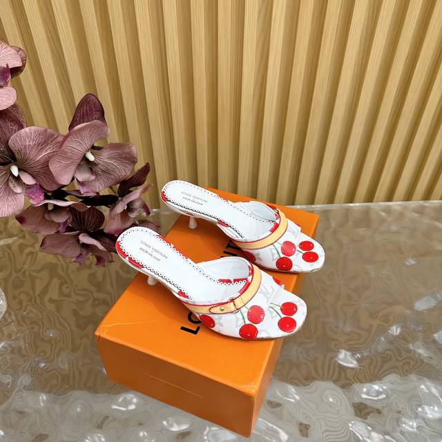 Lv 路易威登 25 2025 早春新品 顶级版本专柜主打最新款 拖鞋 猫跟拖鞋 硬货上新 鞋面：原版定制老花布 内里：进口山羊皮里 大底：原版意大利真皮大底