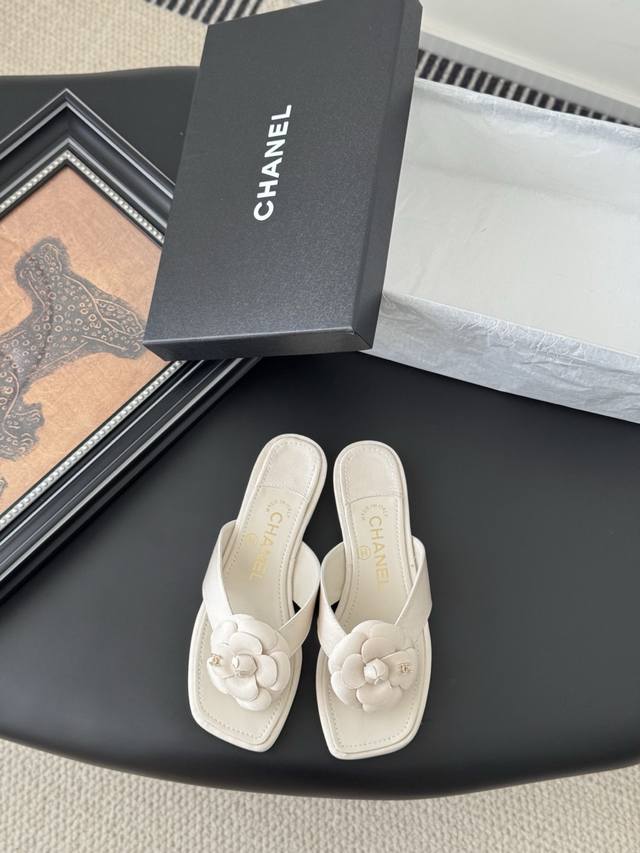 Chanel 25K春夏新品山茶花拖鞋系列 这一季山茶花系列真的超美 香奶奶家一贯的优雅名媛气质 高级感十足！上脚非常Nice～ 不管光脚穿或搭配裙装、裤装、