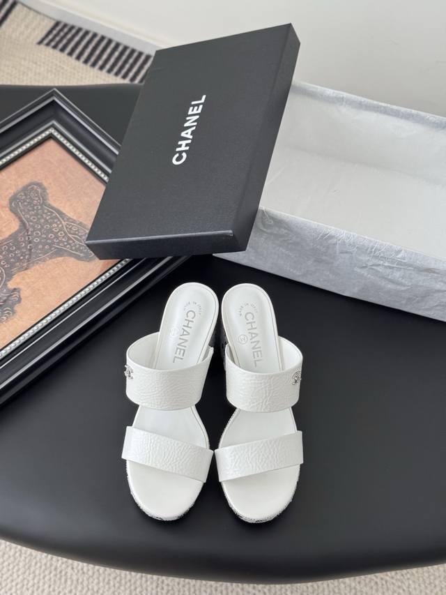 Chanel25K早春系列烫钻凉鞋 新款抢先发售 原版烫钻工艺 内里垫脚羊皮 真皮大底 Size:35-39 其它码数定做