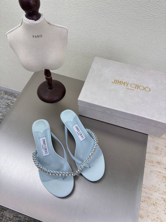 Jc钻链人字拖 猫跟系列 25 配饰 系列 Jimmychoo Collins Store 浅蓝 Jimmy Choo 猫跟 系列经典之作 最近好多宝宝来到Co