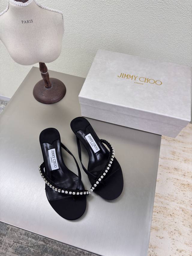 Jc钻链人字拖 猫跟系列 25 配饰 系列 Jimmychoo Collins Store 黑色 Jimmy Choo 猫跟 系列经典之作 最近好多宝宝来到Co